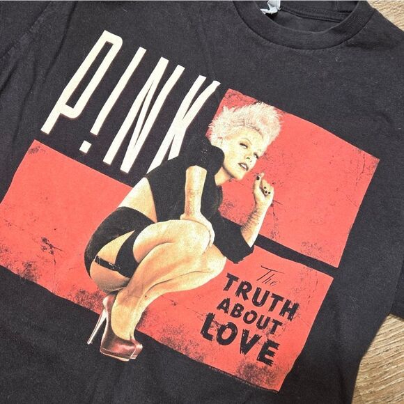 Pink Truth About Love 2013 Y2K Concert Black Graphic Tee Shirt - Picture 4 of 4